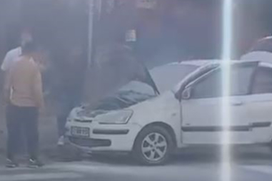 İstanbul Esenyurt'ta okul önünde park halinde olan araç yandı