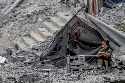 Katil İsrail, Gazze'de tarihi eserlerin bulunduğu binanın yer aldığı bölgeyi bombaladı