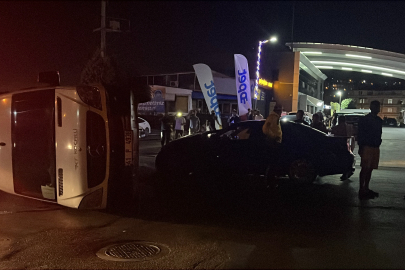 Kocaeli'de otomobil ile çarpışan servis minibüsü devrildi: 1 yaralı