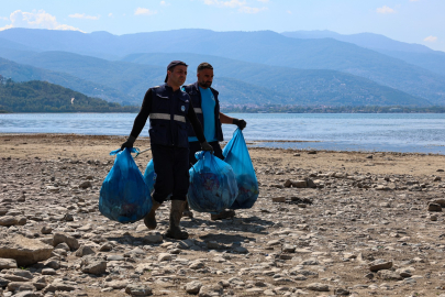 Sakarya'da Sapanca Gölü çevresinden 2 ton çöp toplandı