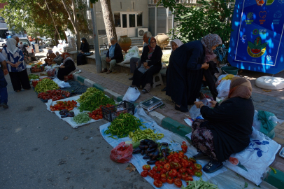 Bursa'nın mesafe tanımayan asırlık köylü pazarı rağbet görüyor
