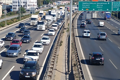 İstanbul Sultanbeyli'de hafriyat kamyonu dorsesi üst geçide çarptı