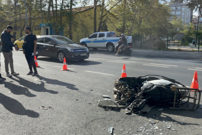 Motosiklet kasasıyla aracın üzerinden savruldu: O anlar kamerada