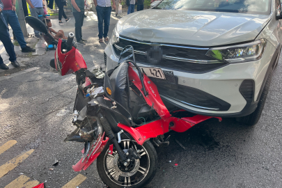Tekirdağ'da iki otomobilin arasında kağıt gibi ezildi: Motosiklet üzerindeki 2 kişi kazadan yaralı kurtuldu
