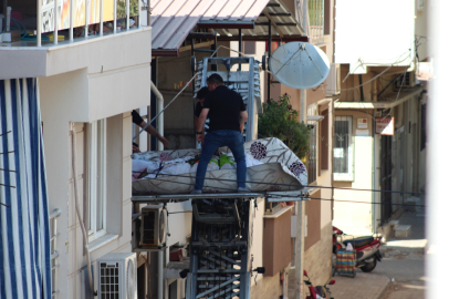 310 kiloydu: Cenazesi evinden böyle çıkarılabildi!