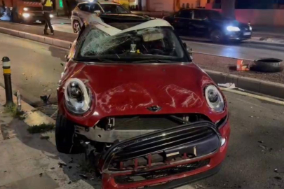 Kadıköy’de ağaca çarpan otomobil takla attı: 2 yaralı