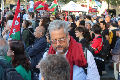 Paris'te binlerce kişi İsrail'in Gazze'ye saldırılarını protesto etti