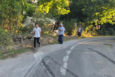 Tokat'ta virajı alamayan minibüs devrildi: 2 yaralı