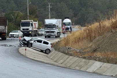 Bolu'da yağış nedeniyle 3 araç birbirine girdi: 8 yaralı