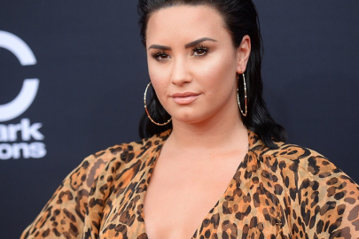 Demi Lovato şeffaf seçimiyle fiziğini sergiledi