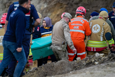 Manisa'da göçük altında kalan iki çiftçinin cenazeleri morga kaldırıldı