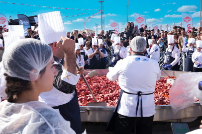 Afyonkarahisar’da bin 930 kiloluk dev sucuklu yumurta yaparak dünya rekoru kırdılar