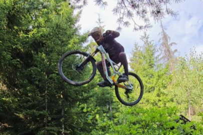 Bursa'da yaşayan genç zorlu parkurları bisikletiyle böyle aşıyor