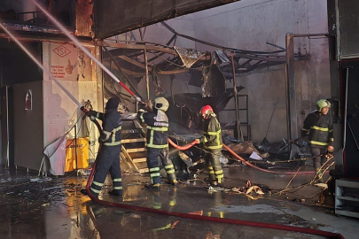 Şanlıurfa'da iş yeri yangını: 8 araçla müdahale edildi