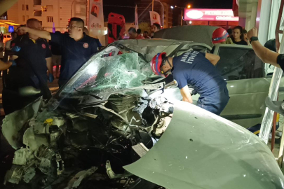 Adana'da kontrolden çıkan otomobil mobilya mağazasına girdi: 1 yaralı