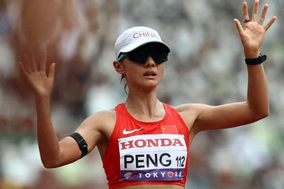 Göbek deliğini gören bir daha baktı! Çinli atlet Li Peng herkesi şaşırttı...