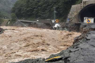 Rize'de sel ve heyelan nedeniyle yollar ulaşıma kapandı