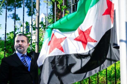 Suriye bayrağı ABD'de göndere çekildi