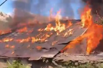 Bitlis’te 2 katlı evde korkutan yangın