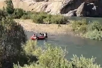 Elazığ'da Beyhan Barajı’nda kapaklar açıldı: 4 kişi mahsur kaldı