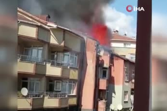 İstanbul Üsküdar'da çatı yangını: Alevler yan binaya sıçradı