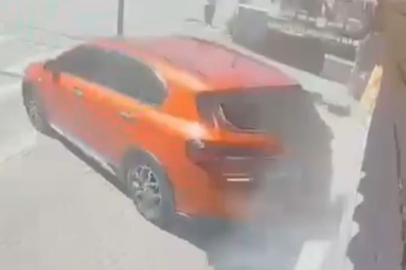 Bursa'da araç kuyumcuya daldı! El freni detayı...