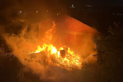 Çorum'da 3 katlı bina alev alev yandı: Evdeki çift dumandan etkilendi