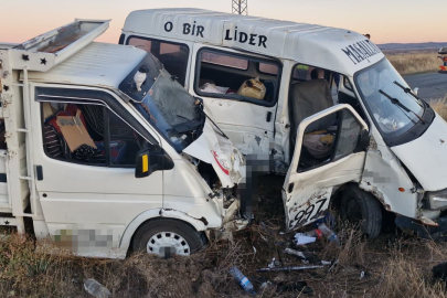 Çorum'da minibüs kamyonetle çarpıştı: 4 yaralı