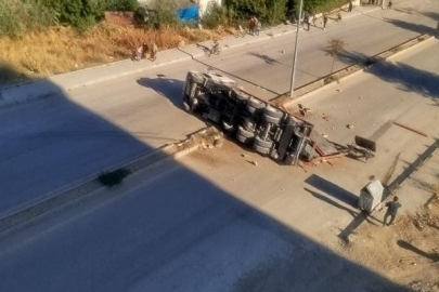 Elazığ’da refüje çarpan tır devrildi