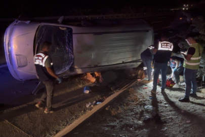 Gaziantep’te lastiği patlayan minibüs taklalar atarak devrildi: 2 ölü