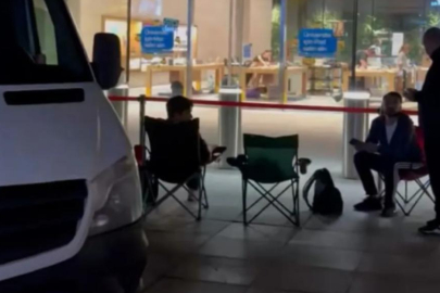 iPhone 17 için saatlerce bekliyorlar! AVM önünde kuyruk oldular...