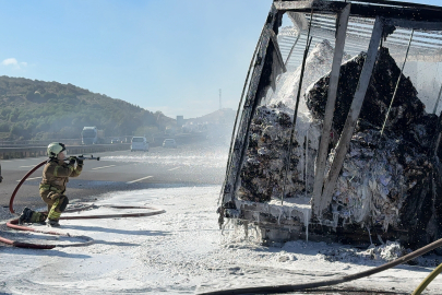 İstanbul Eyüpsultan'da kumaş yüklü tırın dorsesi alevlere teslim oldu