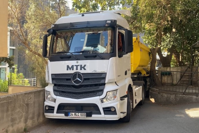 İstanbul Kadıköy'de hafriyat kamyonu ara sokakta sıkıştı