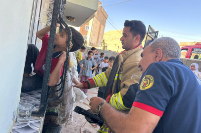 Şırnak'ta kafası pencerenin demir korkuluğuna sıkışan çocuğu itfaiye ekipleri kurtardı