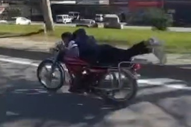 Tokat'ta plakasız motosiklet sürücüsü ellerini bırakıp motorun üzerine yatarak ilerledi