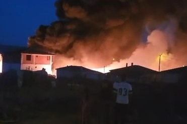 Çanakkale Gelibolu'da hurdalıkta çıkan yangın evlere sıçradı