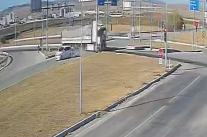Çorum'da tır ile otomobilin çarpışması güvenlik kamerasında: 4 yaralı