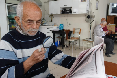 Kütahya'nın 'büyüteçli okuru', 18 yıldır gazeteleri mercek altında okuyor