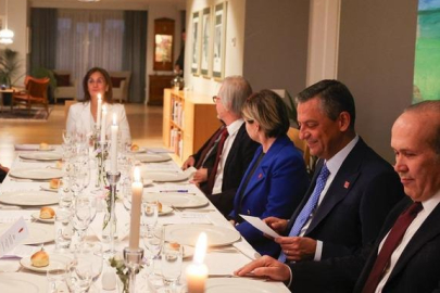 Özgür Özel'in dikkat çeken akşam yemeği! Büyükelçilerle bir araya geldi...