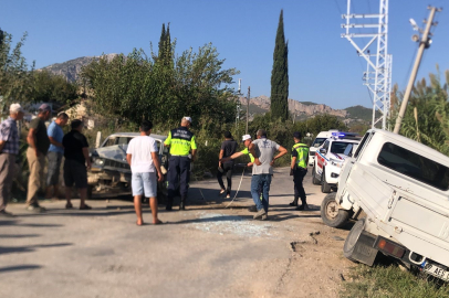 Antalya Serik'te otomobil ile kamyonet kafa kafaya çarpıştı: 2 yaralı