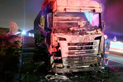 Çorum'da seyir halindeyken alevlere teslim olan tır kullanılmaz hale geldi