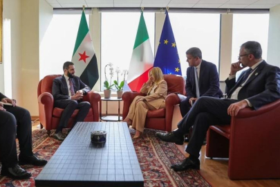 Dünyanın konuştuğu görüşme: Meloni'nin Şara'ya bakışları gündem oldu!