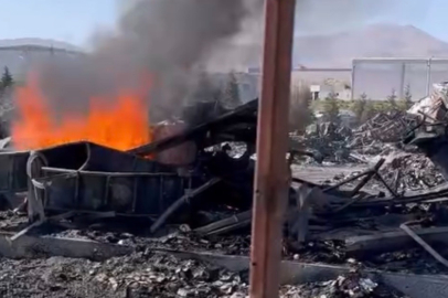 Niğde OSB’deki fabrika yangınının ardından yanıcı hammaddeler yeniden tutuşuyor