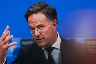 Rutte, NATO ülkelerinin hava sahalarını ihlal eden Rus hava araçlarını vurabileceğini açıkladı