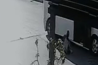 Mersin'de kapısı açık hareket eden minibüsten öğrenci düştü