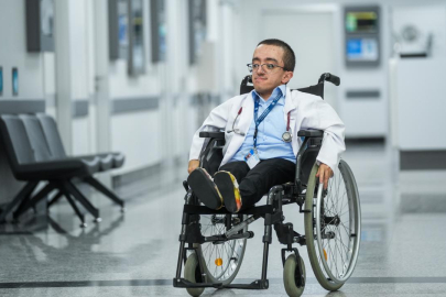 Cam kemik hastası Hamza'nın "doktorluk" hayali gerçek oldu