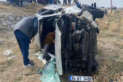 Çorum'da düğün konvoyundaki otomobil tarlaya yuvarlandı: 2 yaralı