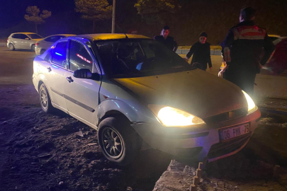 Kırıkkale'de otomobil refüje çarptı: 4 yaralı