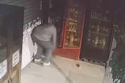 Elazığ'da büfeden hırsızlık kamerada