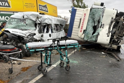 İşçi servisi ile kamyon çarpıştı: 3 can kaybı, 9 yaralı